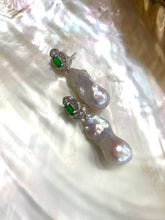 Cargar imagen en el visor de la galería, Detailed view of green diopside baroque pearl drop earrings — close-up of gemstone studs and pearls on white pearl shell background