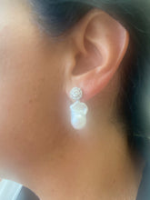 Lade das Bild in den Galerie-Viewer, Moissanite and baroque pearl earrings worn by woman, side view showing removable drop design.