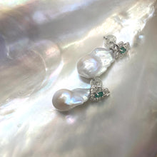 Carica l'immagine nel visualizzatore di Gallery, Emerald stud earrings with removable pearl drops on white pearl shell backdrop