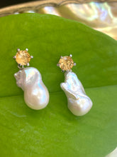 Lade das Bild in den Galerie-Viewer, Citrine stud earrings with removable baroque pearl drops on green leaf backdrop