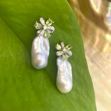 Cargar imagen en el visor de la galería, Peridot stud earrings with baroque pearl drops on green leaf backdrop