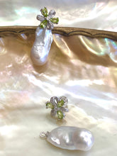 Cargar imagen en el visor de la galería, Peridot stud earrings with removable baroque pearl drops shown beside stud