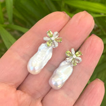 Cargar imagen en el visor de la galería, Handcrafted Peridot stud earrings with baroque pearl drops held in hand