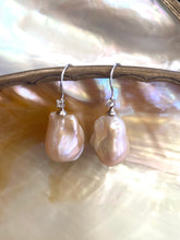 Cargar imagen en el visor de la galería, Golden Baroque Pearl Earrings – detailed view on white pearl shell background