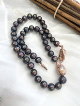 Carica l'immagine nel visualizzatore di Gallery, Full view of black pearl necklace with rose gold pendant on white background