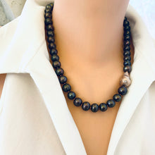 Carica l'immagine nel visualizzatore di Gallery, Front view of black pearl necklace with rose gold baroque pendant on mannequin
