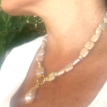 Carica l'immagine nel visualizzatore di Gallery, Golden baroque pearl toggle necklace worn by woman — luminous handcrafted statement jewelry with gold details by Loulia Pearl Jewelry