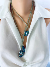 Lade das Bild in den Galerie-Viewer, Green Prehnite and Black Baroque Pearls Lariat Necklace displayed on mannequin, showcasing elegant design and handcrafted details.