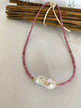 Charger l'image dans la galerie, Collier en tourmaline rose et perles baroques, 14 carats GF, 17,5 po