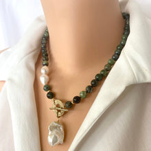 Lade das Bild in den Galerie-Viewer, Green Jade & Baroque Pearl Toggle Necklace