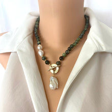 Lade das Bild in den Galerie-Viewer, Green Jade & Baroque Pearl Toggle Necklace