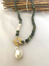 Lade das Bild in den Galerie-Viewer, Green Jade & Baroque Pearl Toggle Necklace
