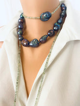 Lade das Bild in den Galerie-Viewer, Green Prehnite and Black Baroque Pearls Lariat Necklace on a mannequin showcasing a blend of soft greens and lustrous blacks.