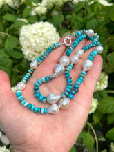 Cargar imagen en el visor de la galería, Arizona turquoise pearl necklace showcasing handcrafted baroque design with turquoise and pearl beads.