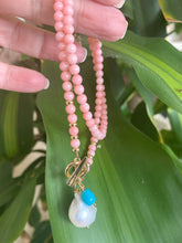 Cargar imagen en el visor de la galería, pink coral necklace and gold plated toggle clasp