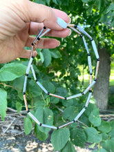 Carica l'immagine nel visualizzatore di Gallery, Pastel Stick Pearl Necklace featuring stick pearls in white, blush pink, and soft grey with black spinel accents.