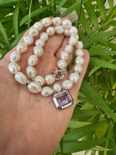 Cargar imagen en el visor de la galería, White Nugget Pearl Necklace with Amethyst Pendant – 'Viola' Collection, showcasing lustrous white pearls and an elegant amethyst pendant.