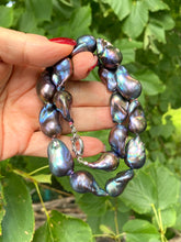 Cargar imagen en el visor de la galería, Black Baroque Pearl Necklace | Handcrafted Chunky Design showcasing peacock-black freshwater pearls.