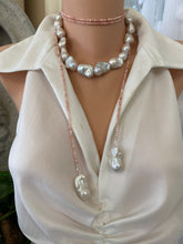 Carica l'immagine nel visualizzatore di Gallery, Baroque Pearl Chunky Necklace featuring large white freshwater baroque pearls, handcrafted statement jewelry design.