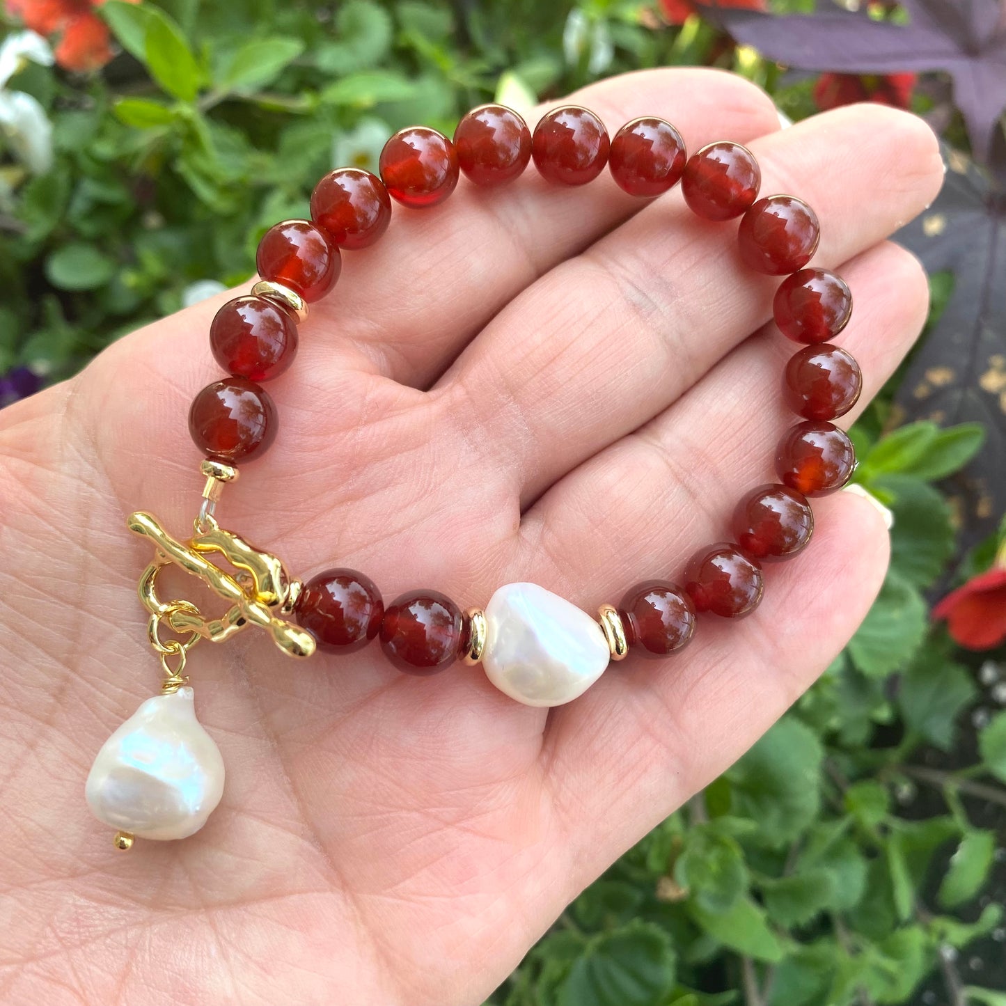 Carnelian pearl bracelet with white baroque pearl, handcrafted with burnt orange carnelian beads and gold clasp.