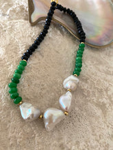 Cargar imagen en el visor de la galería, Short green jade black tourmaline pearl necklace featuring vibrant jade, black tourmaline, and luminous baroque pearls.