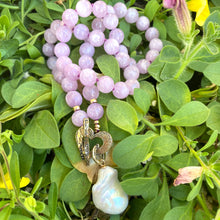 Charger l'image dans la galerie, Collier à bascule en kunzite avec pendentif en perle baroque, détails en bronze doré artisanal et plaqué or, 45,7 cm
