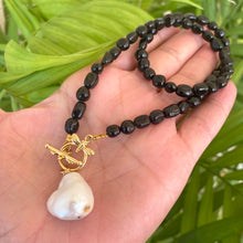Charger l'image dans la galerie, Collier de perles baroques en tourmaline noire et véritables perles avec fermoir à bascule en forme d'abeilles, 43 cm