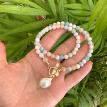 Charger l'image dans la galerie, Collier à bascule en morganite et aigue-marine avec perle baroque d'eau douce, plaqué or, 43 cm