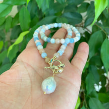 Charger l'image dans la galerie, Collier à bascule en morganite et aigue-marine avec perle baroque d'eau douce, plaqué or, 43 cm