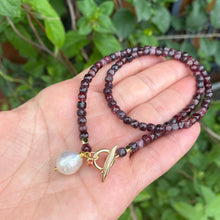 Carica l'immagine nel visualizzatore di Gallery, Garnet Toggle Necklace & Baroque Pearl Charm
