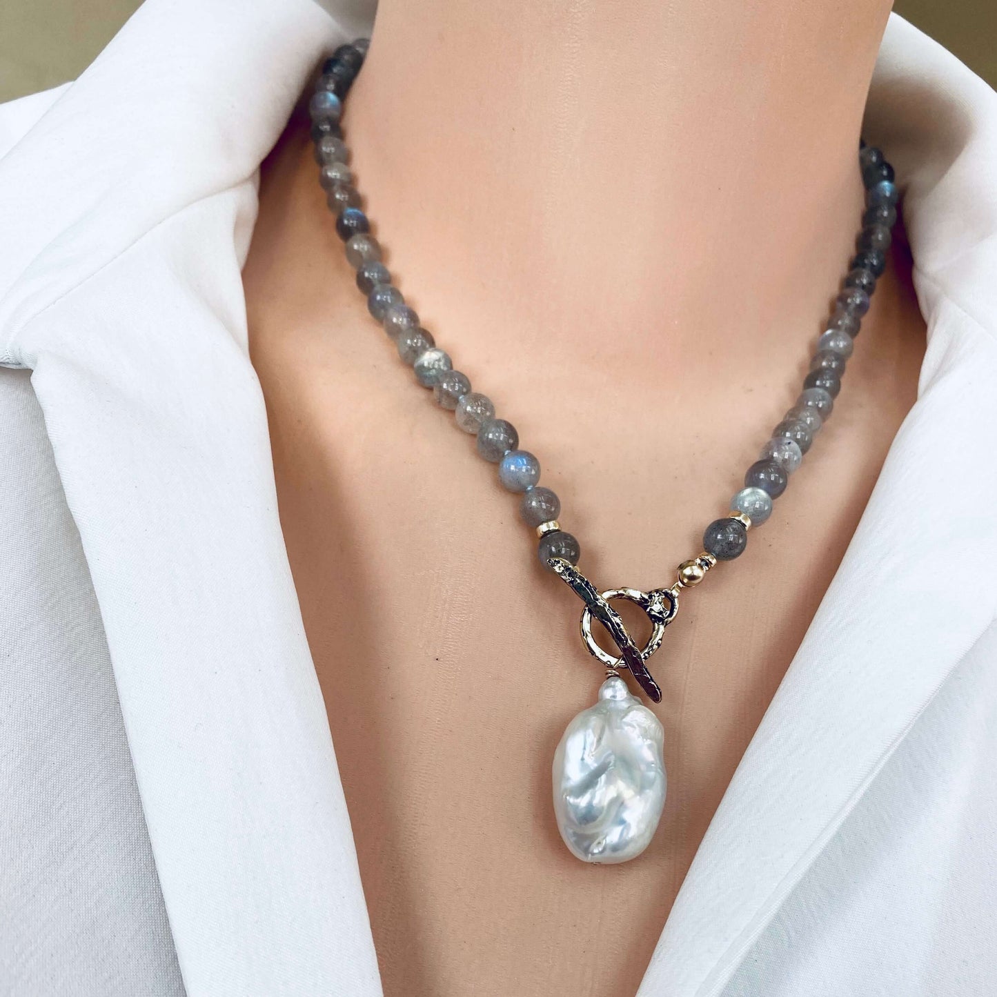 Collier noué à la main en labradorite et perles baroques, bronze doré, plaqué or, 47 cm
