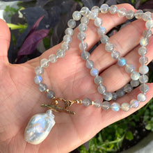 Cargar imagen en el visor de la galería, Labradorite & Baroque Pearl Pendant Necklace