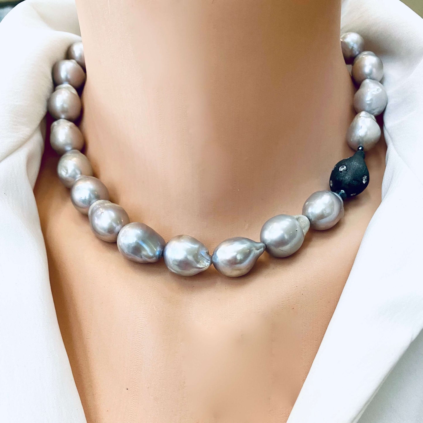 Grey Baroque Pearl Choker Necklace – Baroque-Inspired Statement Piece