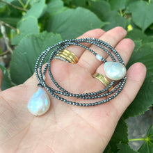 Cargar imagen en el visor de la galería, Hematite and pearl beaded lariat Y necklace featuring a single strand of tiny hematite beads, adorned with a hematite star and a baroque pearl at each end. In 27 to 32 inches, this elegant and versatile necklace adds a unique touch to any outfit.