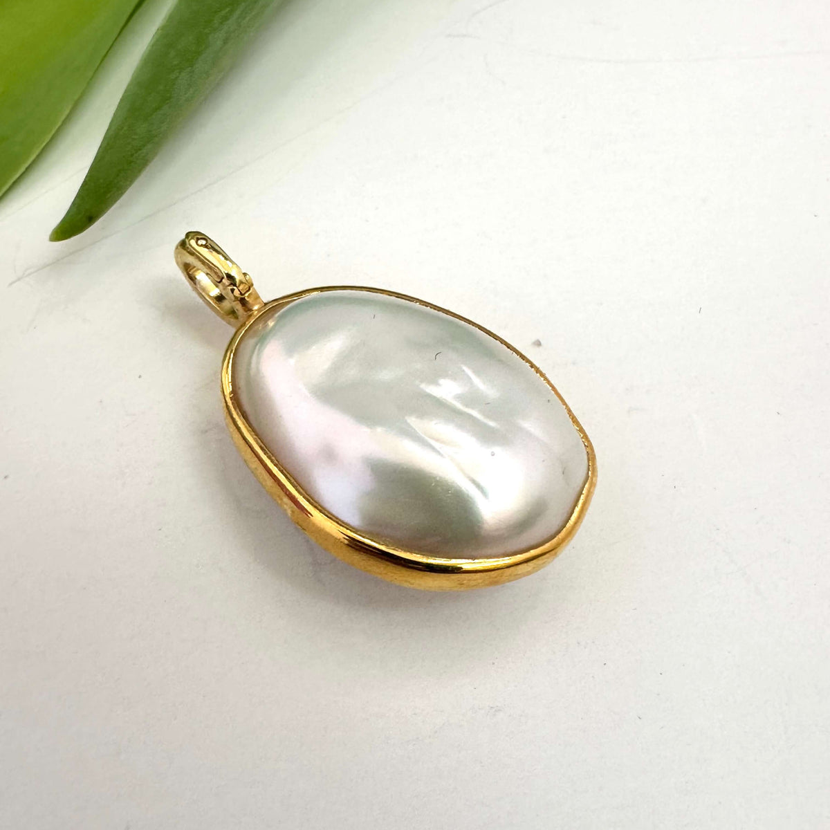 Baroque pearl pendant in gold vermeil with luminous freshwater pearl charm, showcasing an organic shape.