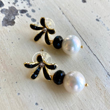 Cargar imagen en el visor de la galería, Edison white pearl and black spinel drop earrings featuring black enamel and gold-plated flower studs. These elegant dangle earrings make a beautiful bridesmaid gift or a special present for her.