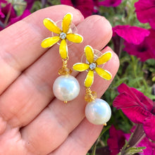 Cargar imagen en el visor de la galería, Edison white pearl and yellow citrine drop earrings featuring yellow enamel and gold-plated flower studs. These elegant dangle earrings make a beautiful bridesmaid gift or a special present for her.