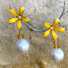 Cargar imagen en el visor de la galería, Edison white pearl and yellow citrine drop earrings featuring yellow enamel and gold-plated flower studs. These elegant dangle earrings make a beautiful bridesmaid gift or a special present for her.