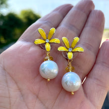 Cargar imagen en el visor de la galería, Edison white pearl and yellow citrine drop earrings featuring yellow enamel and gold-plated flower studs. These elegant dangle earrings make a beautiful bridesmaid gift or a special present for her.