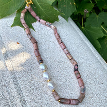 Charger l'image dans la galerie, Collier tube en rhodonite avec vermeil doré et perles d'eau douce, 43 cm