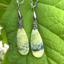 Carica l'immagine nel visualizzatore di Gallery, Teardrop Green Serpentine Earrings, Black Rhodium