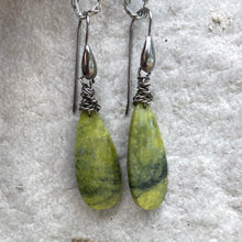 Carica l'immagine nel visualizzatore di Gallery, Teardrop Green Serpentine Earrings, Black Rhodium