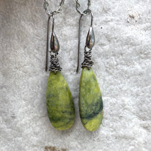 Carica l'immagine nel visualizzatore di Gallery, Teardrop Green Serpentine Earrings, Black Rhodium