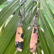 Carica l'immagine nel visualizzatore di Gallery, Teardrop Rhodonite Earrings, Black Rhodium
