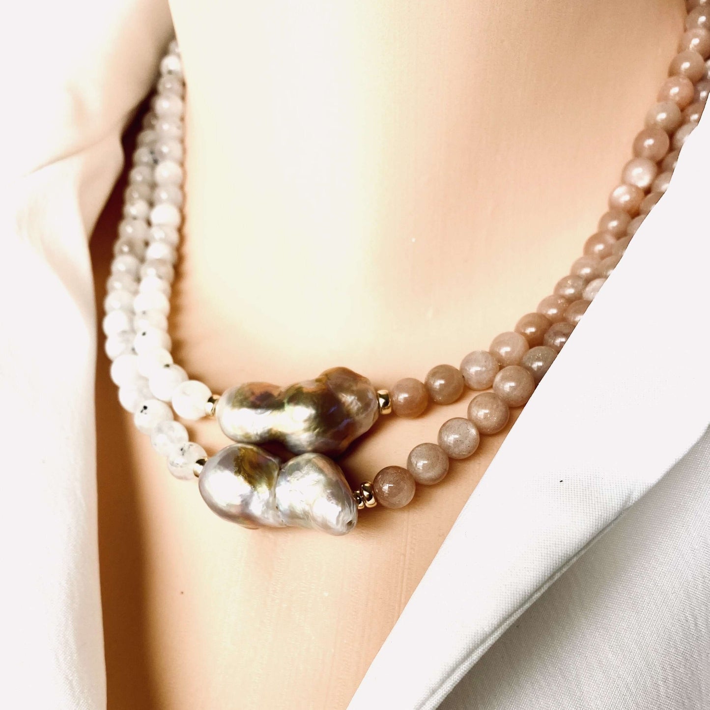 Collier en pierre de soleil et pierre de lune avec une perle baroque lavande, perles et fermoir en or rempli