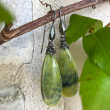Carica l'immagine nel visualizzatore di Gallery, Teardrop Green Serpentine Earrings, Black Rhodium