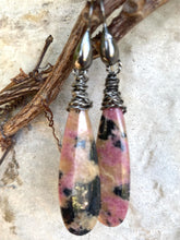 Carica l'immagine nel visualizzatore di Gallery, Teardrop Rhodonite Earrings, Black Rhodium