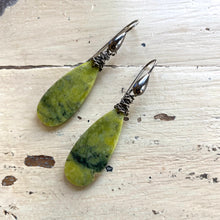 Carica l'immagine nel visualizzatore di Gallery, Teardrop Green Serpentine Earrings, Black Rhodium