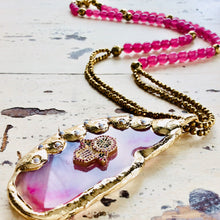 Charger l'image dans la galerie, Collier avec pendentif épais en agate rose vif Hamsa
