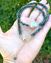 Cargar imagen en el visor de la galería, Deep Green Seraphinite Choker Necklace & White Baroque Pearl